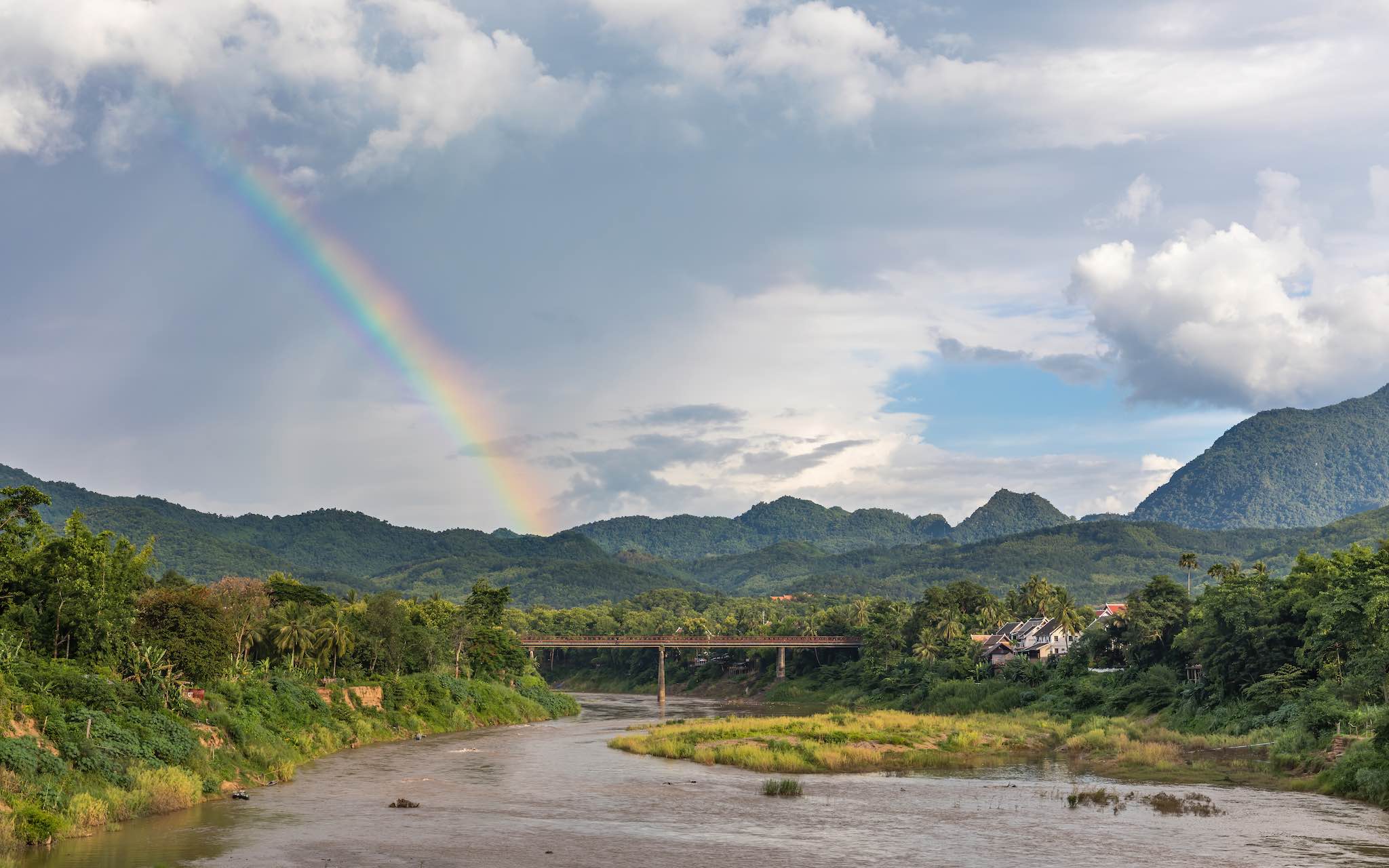Paysage avec rivière et arc-en-ciel